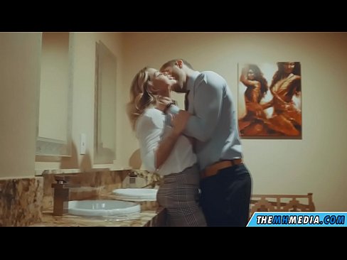 ❤️ Cando unha loura tetona seduce nun baño público ️ Sexo en nós